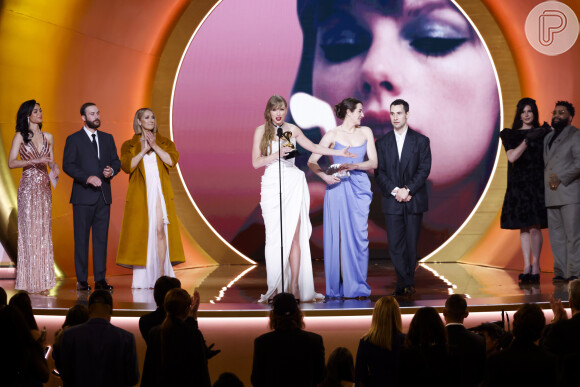 Grammy 2024: Taylor Swift pegou o troféu das mãos de Céline Dion, sem abraçá-la ou cumprimentá-la