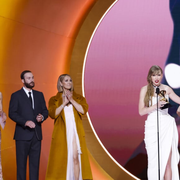 Grammy 2024: Taylor Swift pegou o troféu das mãos de Céline Dion, sem abraçá-la ou cumprimentá-la