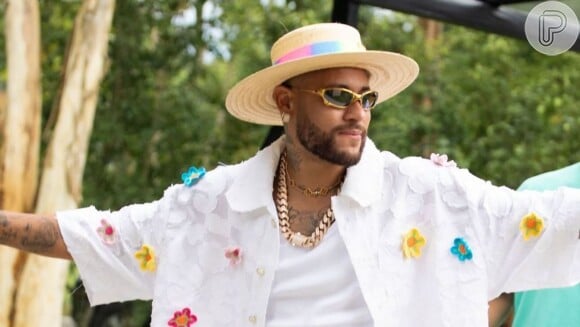 Neymar elege look com flores para festa de aniversário e recebe críticas de internautas