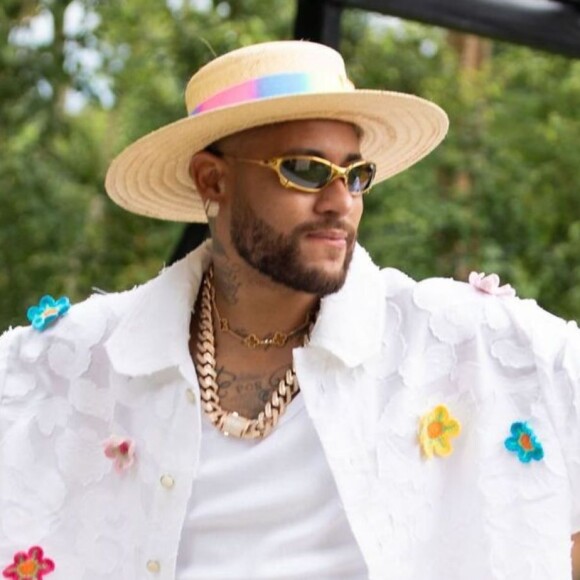 Neymar elege look com flores para festa de aniversário e recebe críticas de internautas