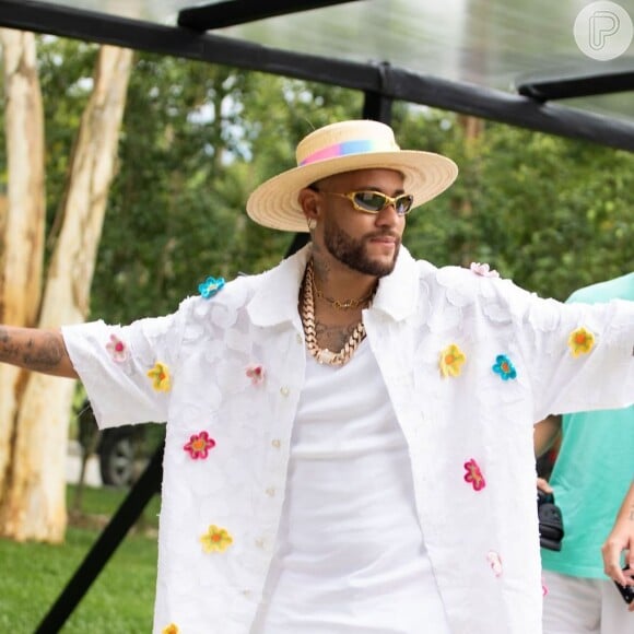 Neymar elegeu um look inusitado, todo branco com flores e o combinou com um tênis amarelo para curtir seu aniversário
