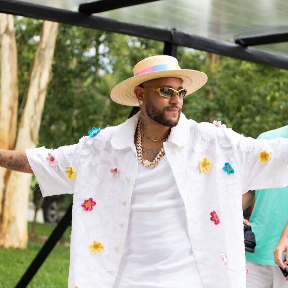 Neymar elegeu um look inusitado, todo branco com flores e o combinou com um tênis amarelo para curtir seu aniversário
