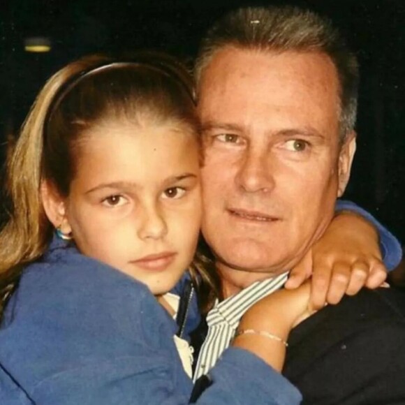 Yasmin Brunet criança super fofinha ao lado do pai