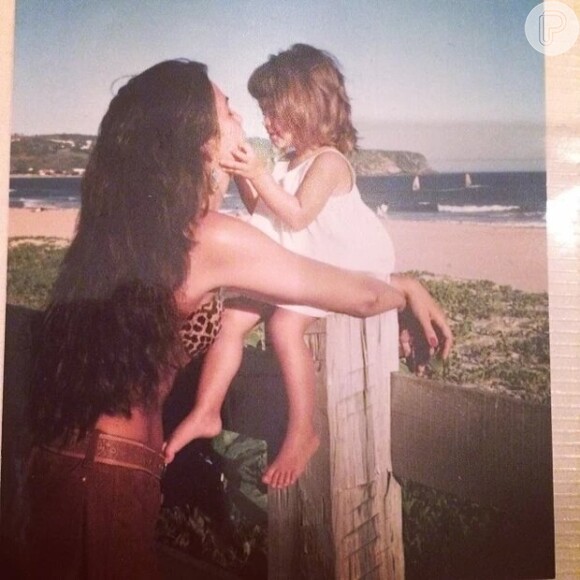 Yasmin Brunet e Luiza Brunet em um momento especial quando a modelo ainda era criança