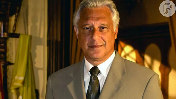 Antônio Fagundes precisou pintar seus cabelos com rímel preto para a novela 'Porto dos Milagres' em 2001