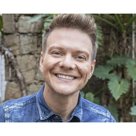 Michel Teló cantou a música da novela Fuzue, da Globo, e pleno SBT no programa Domingo Legal com Celso Portiolli