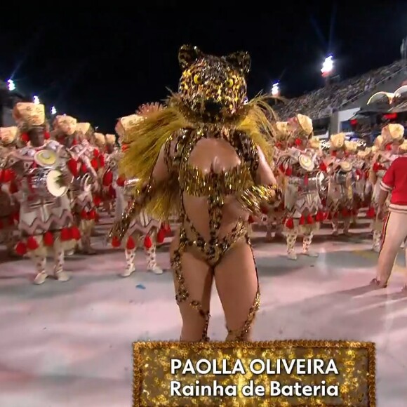 No meio da Sapucaí, gorro de Paolla Oliveira se transformava em uma máscara com o rosto de uma onça