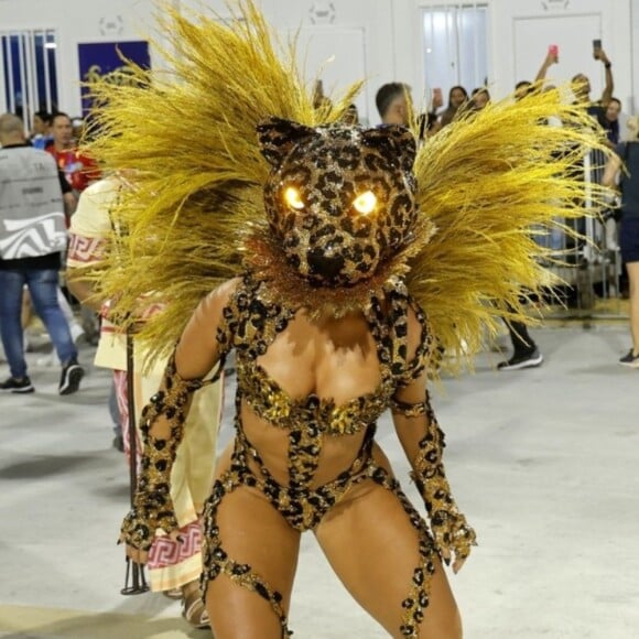 Fantasia de Paolla Oliveira ainda acendia os olhos e brilhava na Sapucaí