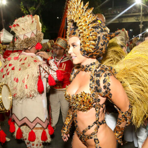 Paolla Oliveira usou uma fantasia de onça-pintada super ousada na Sapucaí