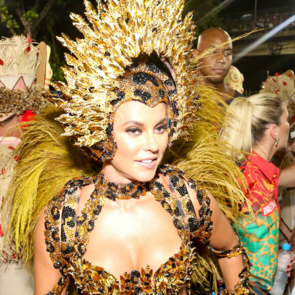 Paolla Oliveira desfilou como rainha de bateria da Grande Rio pelo quarto ano consecutivo