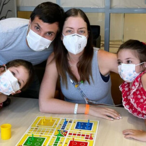 Internada com leucemia, Fabiana Justus comemorou à distância os 5 anos das filhas gêmeas, Chiara e Sienna