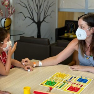 Fabiana Justus já recebeu a visita das filhas gêmeas, Chiara e Sienna, no hospital, onde está internada com leucemia