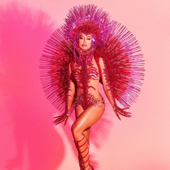 Carnaval 2024: Sabrina Sato surge de vermelho para representar a corrente sanguínea no desfile da Vila Isabel