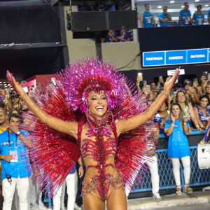 Sabrina Sato usou look rosa e cavado à frente da bateria da Vila Isabel