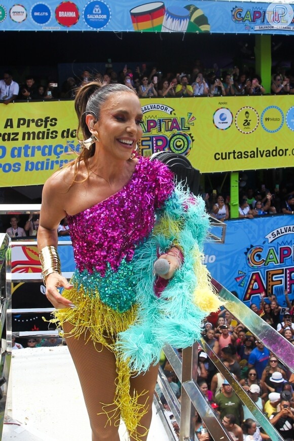 Ivete Sangalo arrastou foliões na 'pipoca' do carnaval 2024 após susto e acidente com trio elétrico