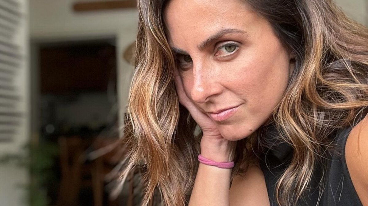 Namorada de Marcelo Courrege, Carol Barcellos quebra silêncio após acusação  de traição da ex-mulher do jornalista da Globo - Purepeople