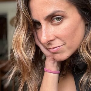 Carol Barcellos x ex-mulher de Marcelo Courrege: jornalista do 'Bom dia Brasil' reage após ser acusada de traição por Renata Heilborn