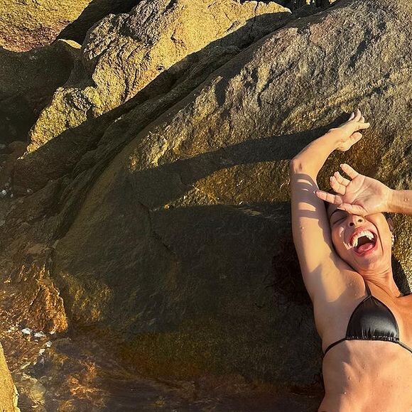 De biquíni, Juliana Paes colocou o corpo para jogo e dividiu fotos dos momentos de lazer com os seguidores do Instagram