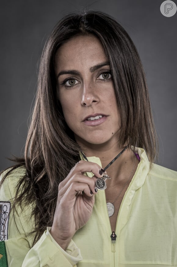 Namorada de Marcelo Courrege, Carol Barcellos é a apresentadora do bloco de esportes do 'Bom Dia Brasil'