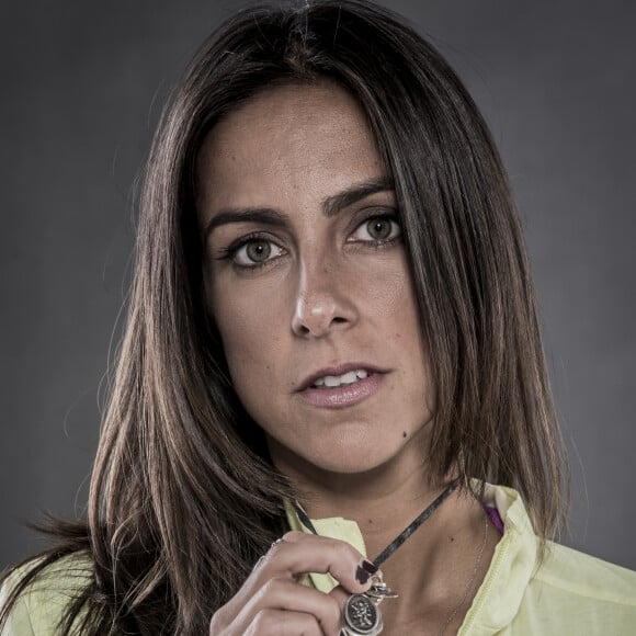 Namorada de Marcelo Courrege, Carol Barcellos é a apresentadora do bloco de esportes do 'Bom Dia Brasil'