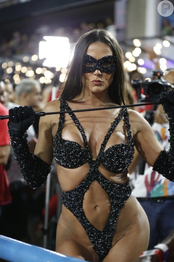 Deborah Secco causou no Carnaval 2024 ao se fantasiar de Tiazinha, personagem sexy interpretada pela atriz Suzana Alves nos anos 1990
