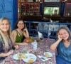 Filha de Lima Duarte, Julia Martins em foto com Debora Duarte e Daniela Gracindo postada em 12 de fevereiro de 2024 ao almoçarem em restaurante francês