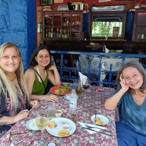Filha de Lima Duarte, Julia Martins em foto com Debora Duarte e Daniela Gracindo postada em 12 de fevereiro de 2024 ao almoçarem em restaurante francês