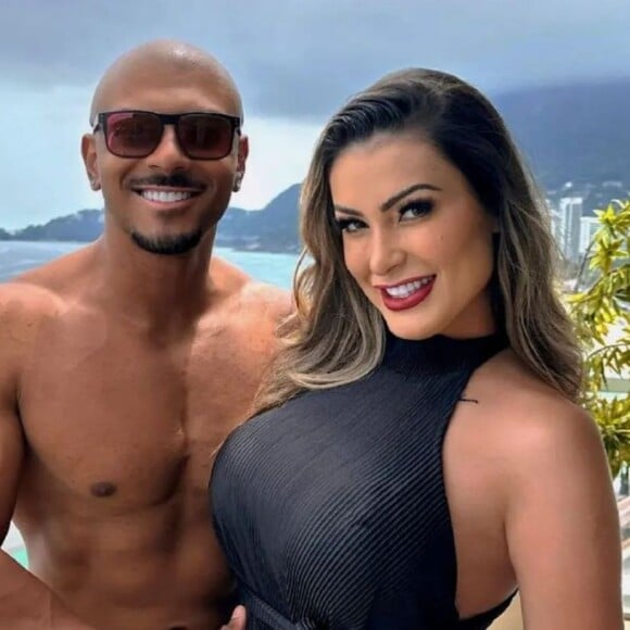 Andressa Urach posa nua com o namorado em revista internacional e celebra novidade