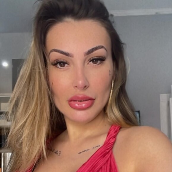 Andressa Urach tem dado o que falar com seus conteúdos adultos e filmes pornôs