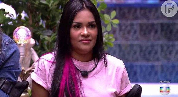 Flayslane foi eliminada do 'BBB 20' usando uma blusa na cor rosa, além da mecha de cabelo