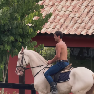 Nicolas Prattes publicou um vídeo se preparando para andar a cavalo e destacou seu corpão