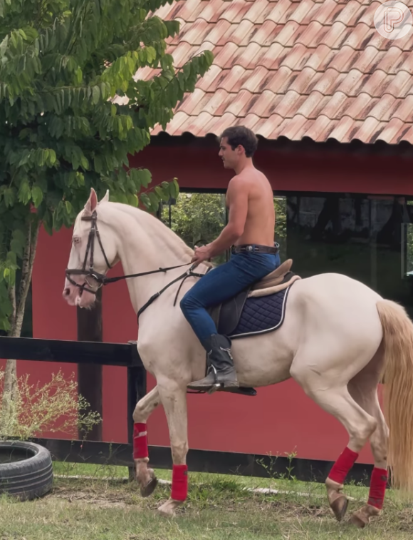 Nicolas Prattes publicou um vídeo se preparando para andar a cavalo e destacou seu corpão