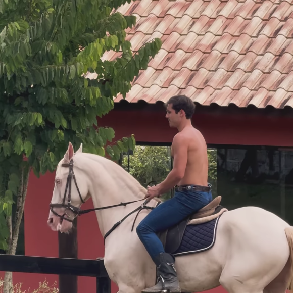Nicolas Prattes publicou um vídeo se preparando para andar a cavalo e destacou seu corpão