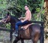 Nicolas Prattes exibe peitoral definido durante cavalgada e ganha elogio de Sabrina Sato