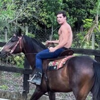Nicolas Prattes exibe peitoral peludo em vídeo cavalgando e elogio surpresa de Sabrina Sato rouba a cena: 'Tá passando bem'