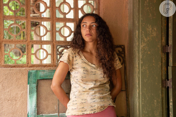 Em 'Renascer', Joana (Alice Cavalho) comenta com Tião Galinha (Irandhir Santos) que seu vestido sumiu do varal e depois reapareceu.