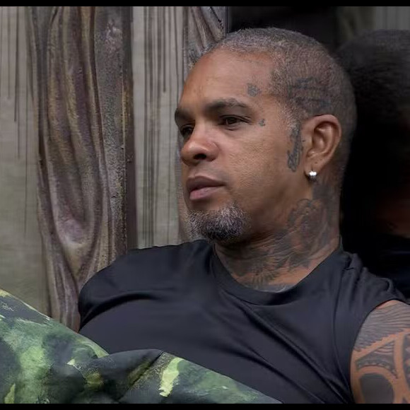 Rodriguinho recebe bolo que não pode comer e tem crise de choro no 'BBB 24'