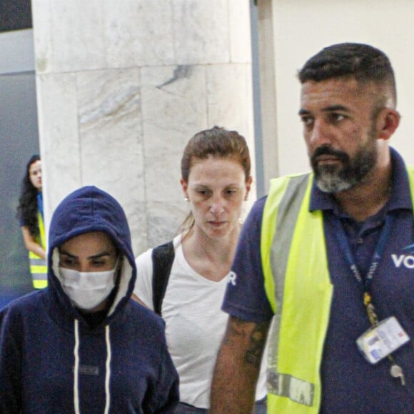 Wanessa Camargo surgiu de máscara e casaco com capuz ao embarcar no Rio de Janeiro
