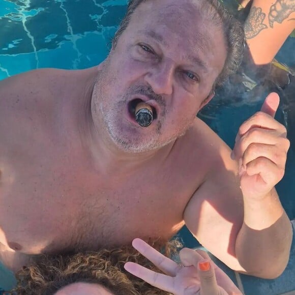 Tudo não passou de uma confusão de internautas! Quem acompanha Érick Jacquin no registro é ninguém menos que Marisa Mestiço, diretora do 'Masterchef Brasil'