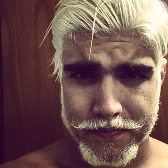 Caio Castro comentou suas mudanças de visual: 'Gsto de brincar deixando a barba crescer, descolorindo...'