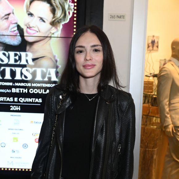 Isabelle Drummond fez rara aparição em pré-estreia de peça nesta quarta-feira 6 de março de 2024