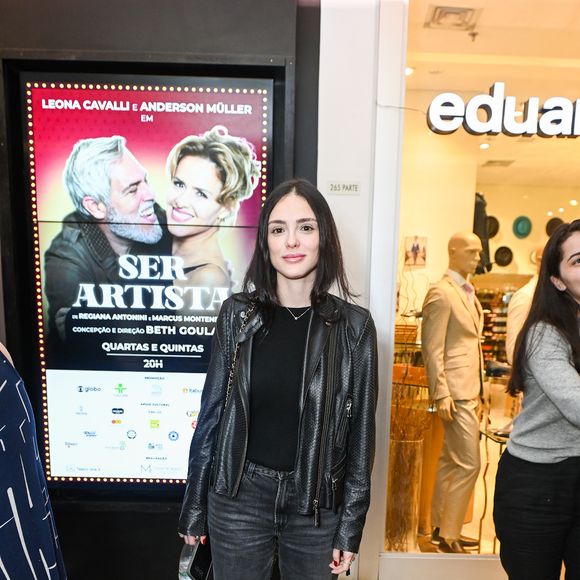 Isabelle Drummond prestigiou a pré-estreia de peça 'Ser Artista' em shopping do Rio de Janeiro