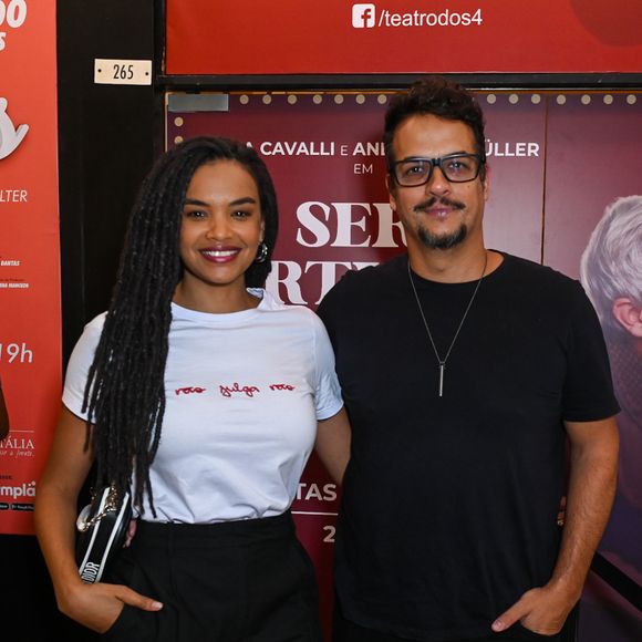 Lucy Ramos e Thiago Luciano, marido da atriz, prestigiaram peça de teatro