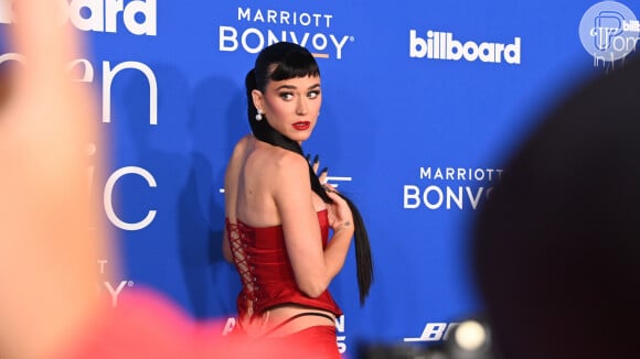 Com corpão à mostra, Katy Perry exibe calcinha fio-dental e sensualiza em evento