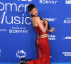 Em evento na California, Katy Perry exibe seu corpão e surpreende internautas