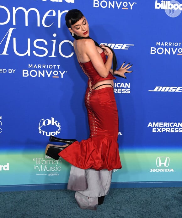 Em evento na California, Katy Perry exibe seu corpão e surpreende internautas