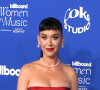 O look usado por Katy Perry é todo vermelho com um corset e joias peroladas