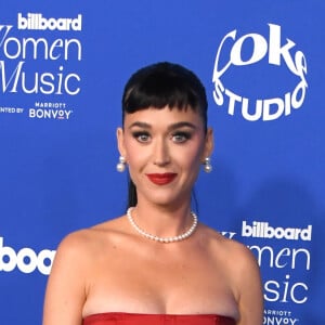 O look usado por Katy Perry é todo vermelho com um corset e joias peroladas
