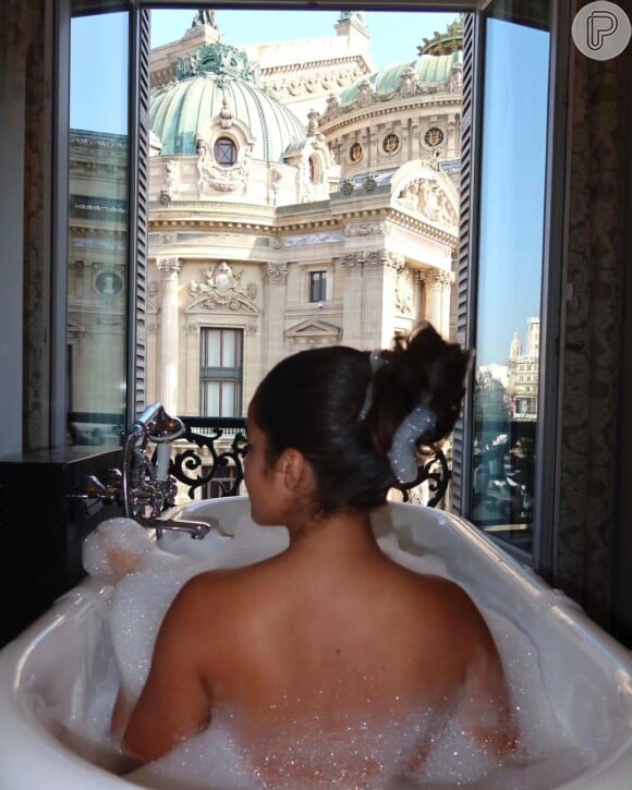 Nua, Maisa postou fotos em que curte uma banheira e aparece com o corpo envolto em espuma