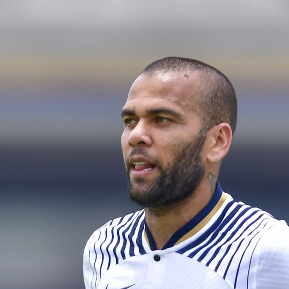 Daniel Alves está preso na Espanha condenado por ter estuprado uma jovem em uma balada